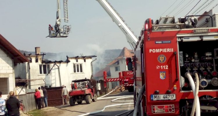 O casă din Budacu de Sus, în care se aflau 500 de litri de alcool, a luat foc
