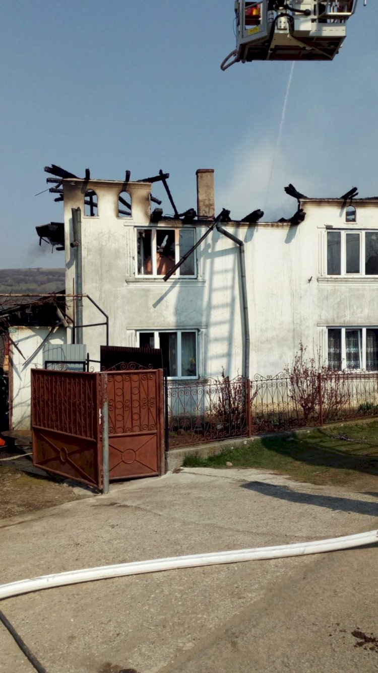 O casă din Budacu de Sus, în care se aflau 500 de litri de alcool, a luat foc