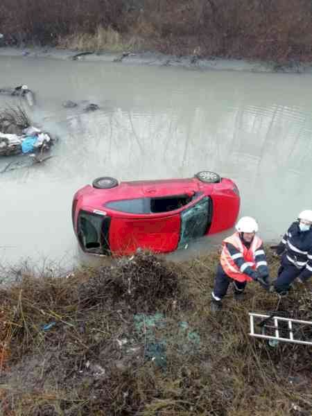 O mașină s-a răsturnat în albia râului Bistrița. UPDATE: Primăria Bistrița, amendată pentru că drumul nu a fost curățat