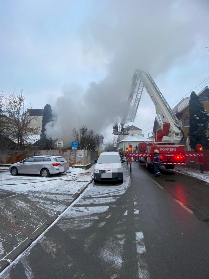 Incendiu la o casă din Bistrița. Patru copii, care dormeau, au fost salvați 