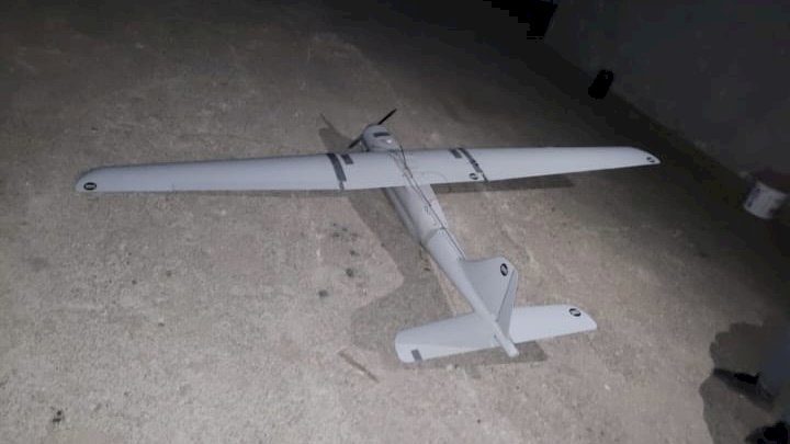 Alertă în Bistrița Năsăud! O dronă militară s-a prăbușit în curtea unui localnic din satul Tărpiu, comuna Dumitra, duminică seară.