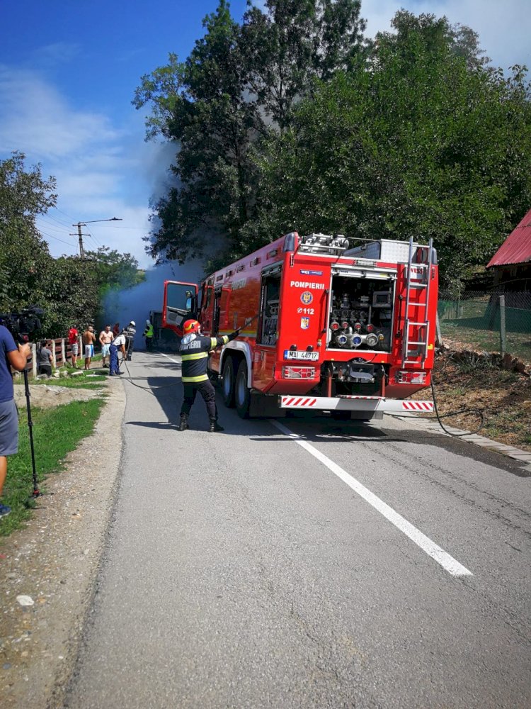 Un autobuz a luat foc și s-a făcut scrum în localitatea componentă a municipiului Bistrița, Slătinița. Pompierii au intervenit, însă pagubele sunt semnificative. Nu au fost anunțate victime.