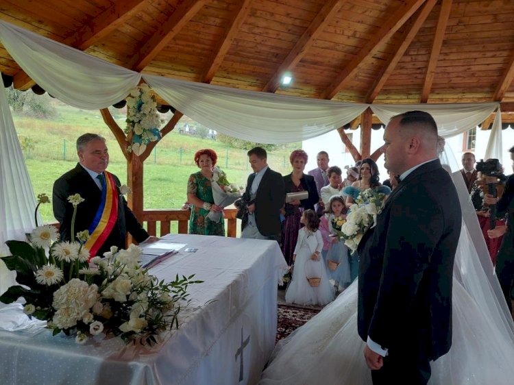 Primarul Florin Sandu Simionca de la Budacu de Jos, socru mare! Fiul său, Ionuț, a condus-o pe Larisa la altar!