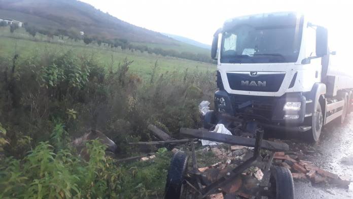 Un autocamion cu lapte a luat în plin o căruță între Budacu de Jos și Monariu. Două persoane – rănite