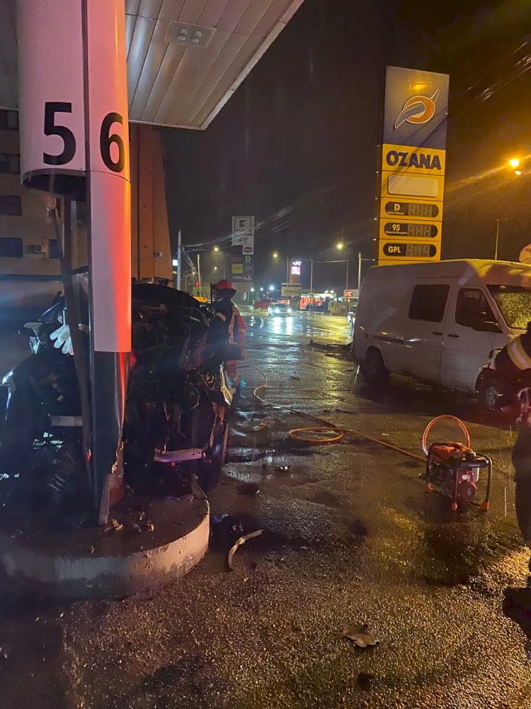O șoferiță băută a luat în plin o pompă de alimentare din PECO Ozana