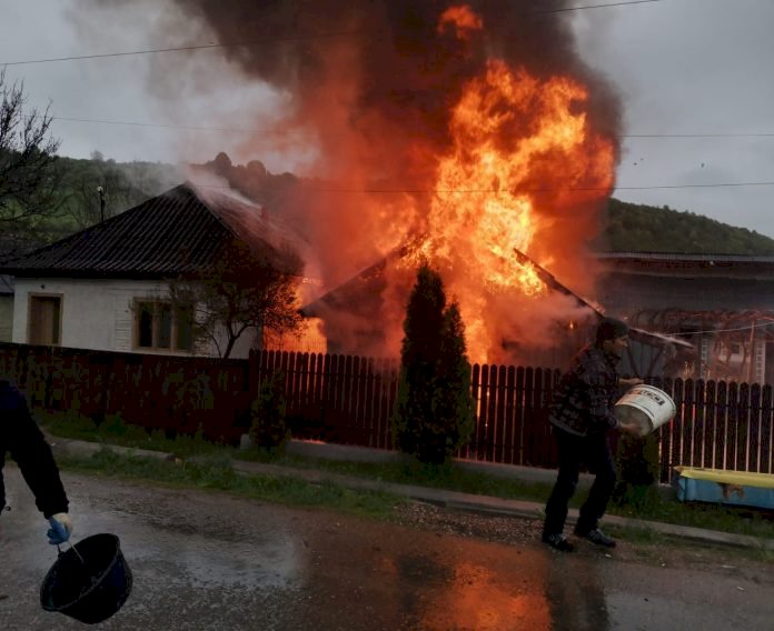 Incendiu cumplit la Dumbrăvița. Un atelier a ars ca o torță