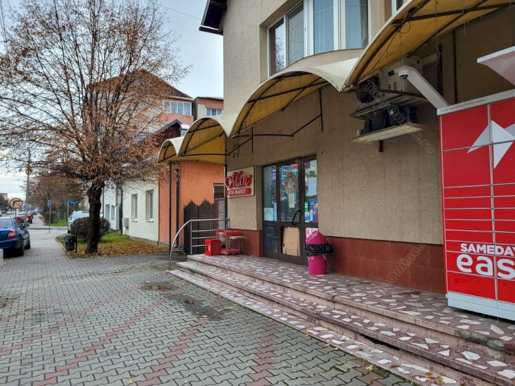 Un individ cu cagulă și mănuși a spart un magazin alimentar din Bistrița