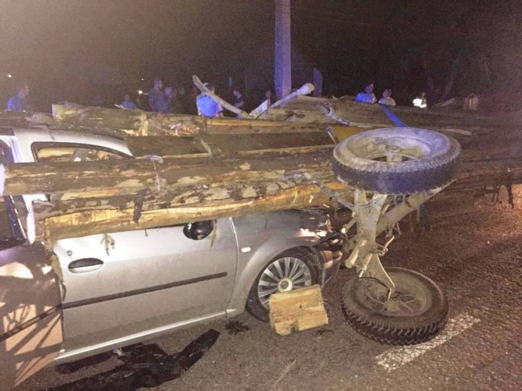 Accident între o mașină și o căruță la Poiana Ilvei! Un cal a murit și 3 persoane au ajuns la spital!